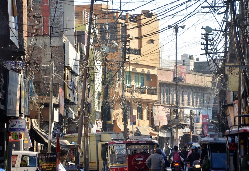 मुरादाबाद : तारों के मकड़जाल और जर्जर खंभों से नहीं मिली निजात,  विभाग का राजस्व वसूली पर रहा जोर